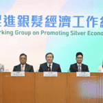 政務司副司長卓永興(中)今日(五月二十七日)聯同商務及經濟發展局局長丘應樺(左二)、財經事務及庫務局副局長陳浩濂(右二)、勞工及福利局副局長何啟明(左一)和創新科技及工業局副局長張曼莉(右一)舉行記者會,公布促進銀髮經濟工作組落實推行的措施。