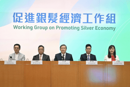 政務司副司長卓永興（中）今日（五月二十七日）聯同商務及經濟發展局局長丘應樺（左二）、財經事務及庫務局副局長陳浩濂（右二）、勞工及福利局副局長何啟明（左一）和創新科技及工業局副局長張曼莉（右一）舉行記者會，公布促進銀髮經濟工作組落實推行的措施。