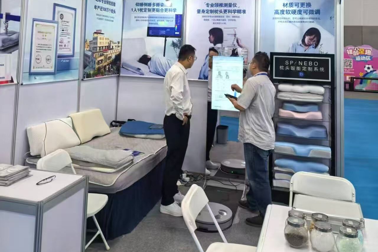 Jinshi CEO - Mr. Tao demo the SPINEBO sleep pressure testing system